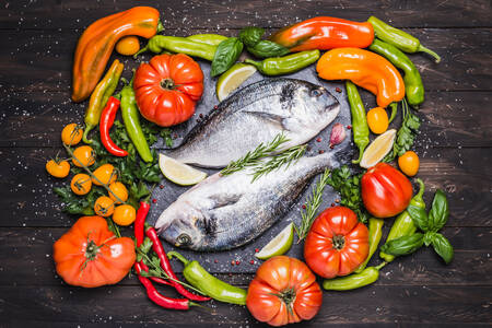 Peixe e legumes na mesa