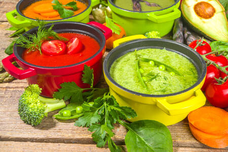 Soupes de légumes colorées