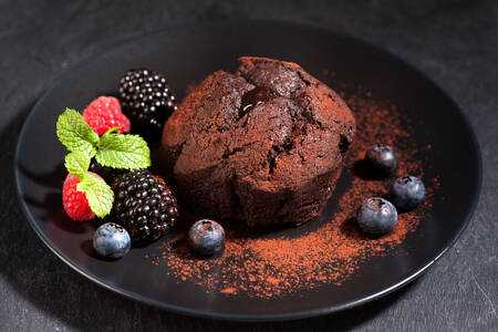 Muffin de chocolate con frutos rojos