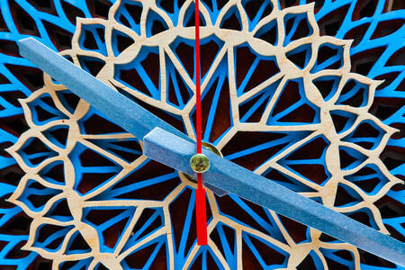Годинник із синьо-білим циферблатом