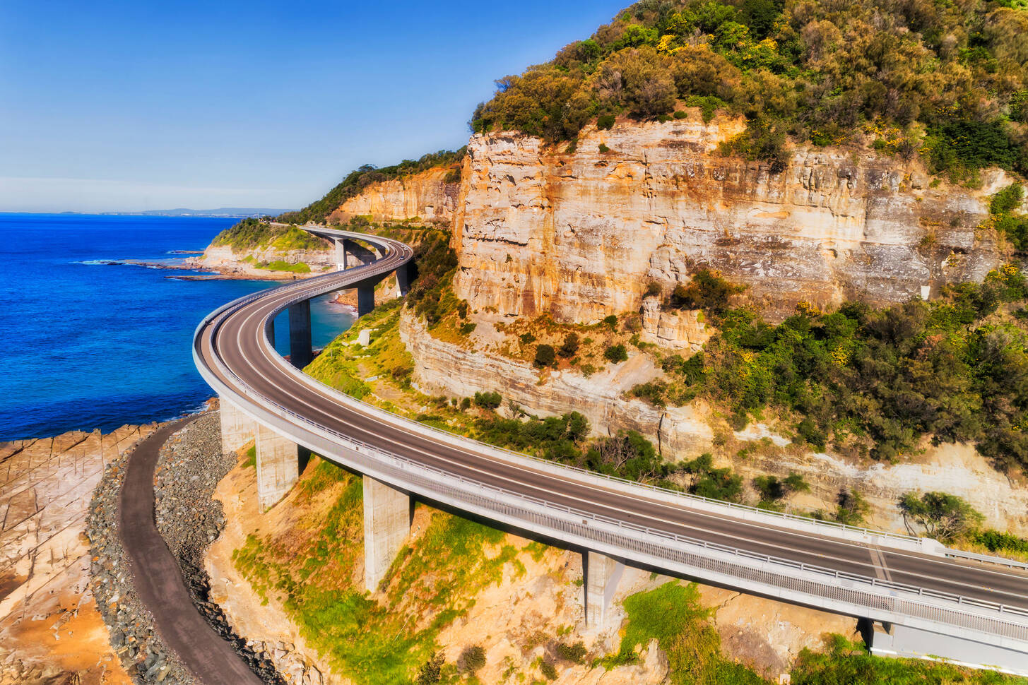 Pacific drive прохождение на русском. Sea Cliff Bridge Вуллонгонг. Пасифик драйв. Posifick Draiw. Гранд Пасифик драйв фото.