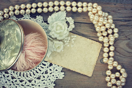 Collier de perles sur la table