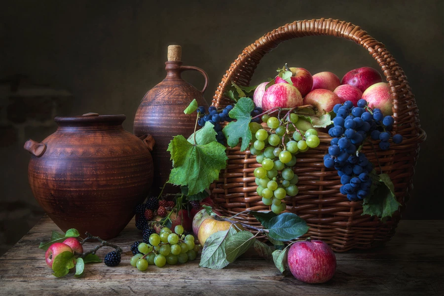 Appels en druiven in een mand