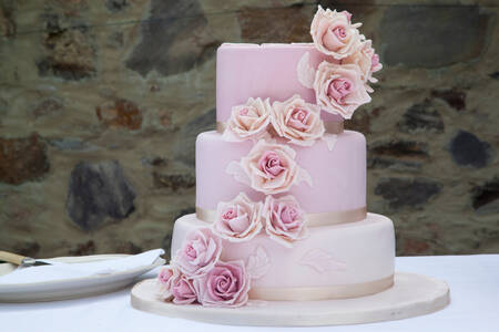 Pastel de bodas con rosas