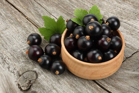 Currants in a wooden bowl