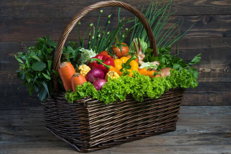 Biologische groenten in een mand