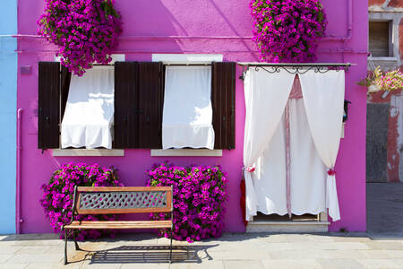 Façade d'une maison violette