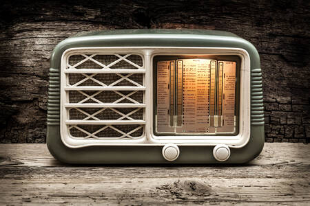 Rádio antigo em fundo de madeira