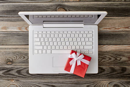 Белый ноутбук и подарок