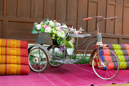 Bicicleta antiga com flores