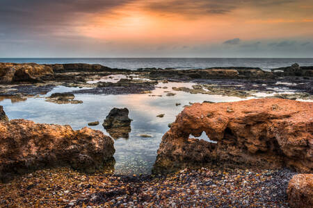 Playa rocosa al amanecer