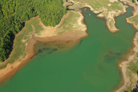 Uitzicht van boven op het Plastiras-reservoir