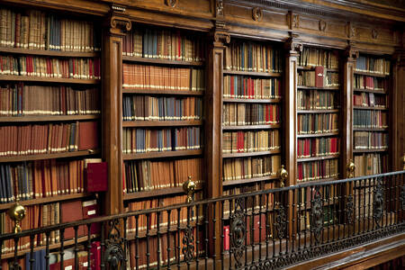 Biblioteca con libros antiguos