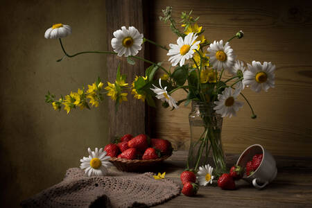 テーブルの上のカモミールとイチゴ