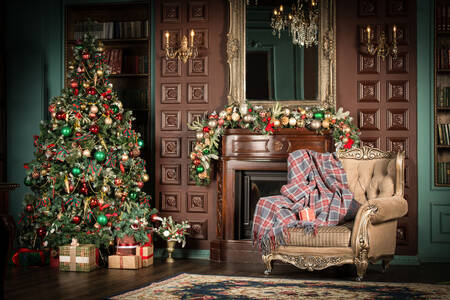 Sapin de Noël et fauteuil près de la cheminée