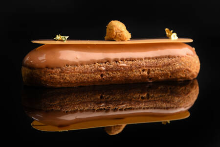 Éclair su sfondo nero