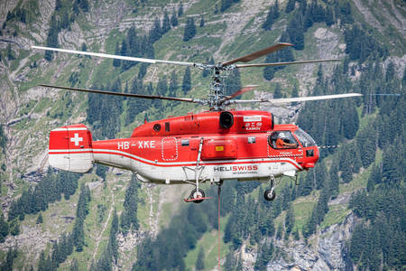 Červený záchranný vrtuľník