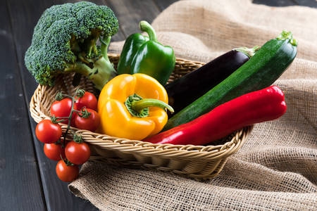 Légumes frais dans un panier