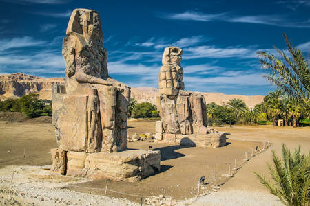 Colosii din Memnon