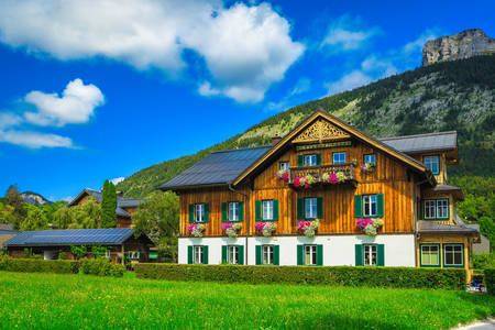 Alpejski drewniany dom z kwiatami