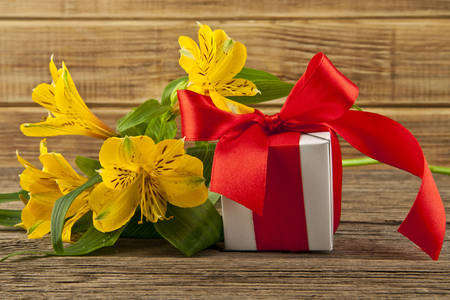 Цветы и подарок