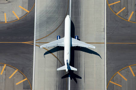 Pohled shora na letadlo