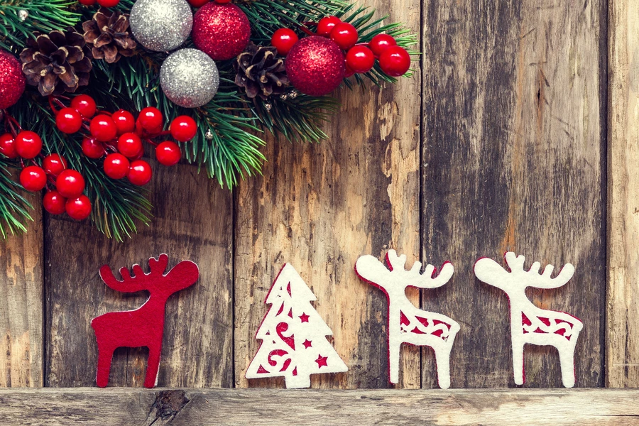 Juguetes de Navidad sobre fondo de madera