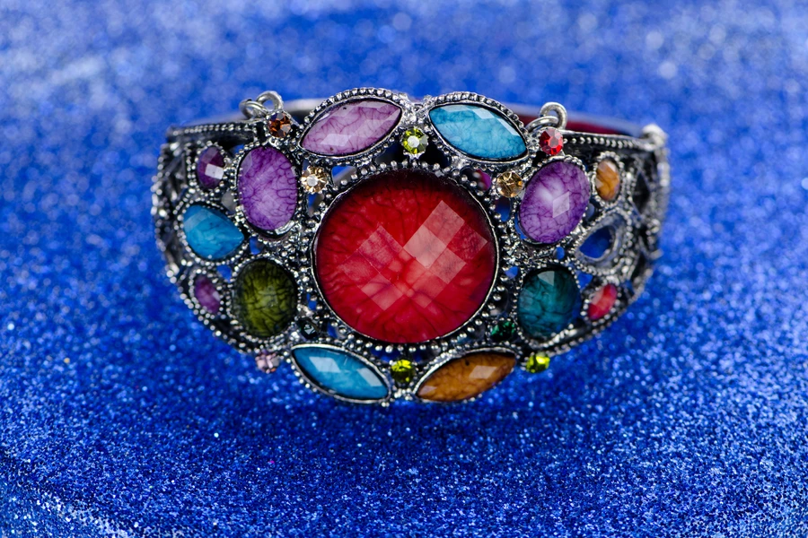 Anillo con piedras multicolores