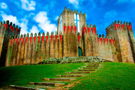 Schloss Guimarães an einem Sommertag