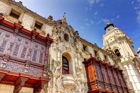 Fassade des Palastes des Erzbischofs von Lima