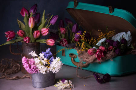 Λουλούδια σε μια βαλίτσα