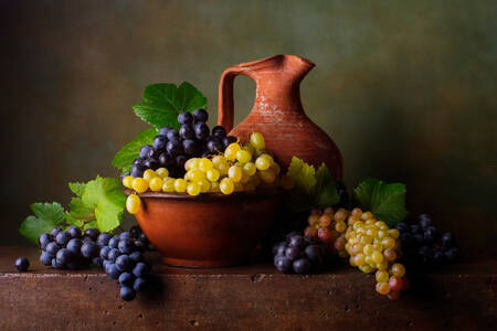 Виноград в глиняной миске