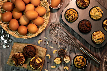 Vanilla and chocolate cupcakes