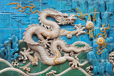 Dragón chino en una pared azul