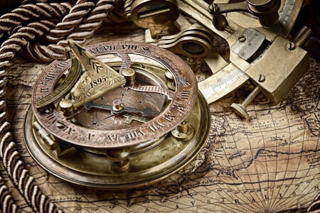 Medený kompas na mape