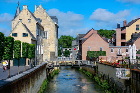 De Geul-rivier in de stad Valkenburg aan de Geul