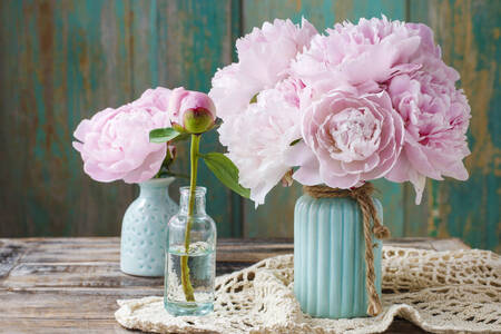 Pivoines roses dans des vases