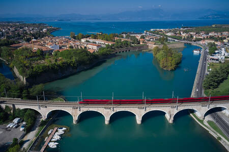 Pemandangan dari atas jembatan dan sungai