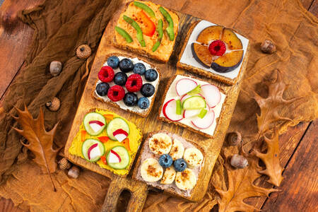 Sandwiches met fruit en groenten