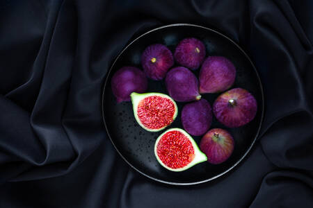 Figues sur une assiette noire