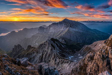 Sonnenuntergang über dem Berg Grignetta