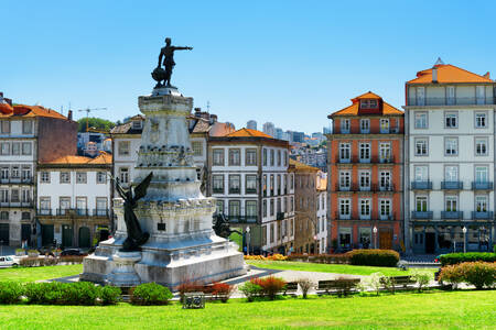 Estátua do Príncipe Heinrich, o Navegador e Palácio da Bolsa de Valores