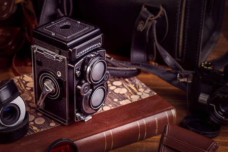 Παλιά κάμερα σε ένα εκλεκτής ποιότητας βιβλίο