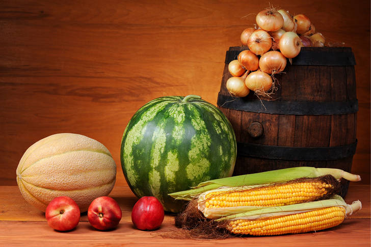 Groenten en fruit op een houten tafel