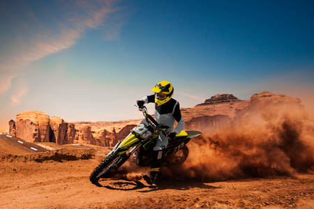 Coureur de moto dans le désert