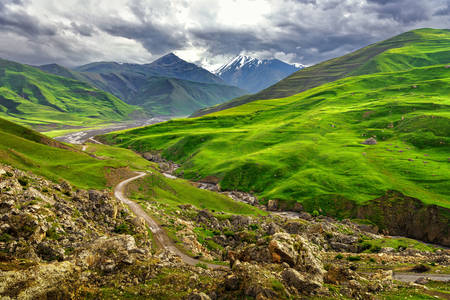 Montanhas e colinas no norte do Azerbaijão