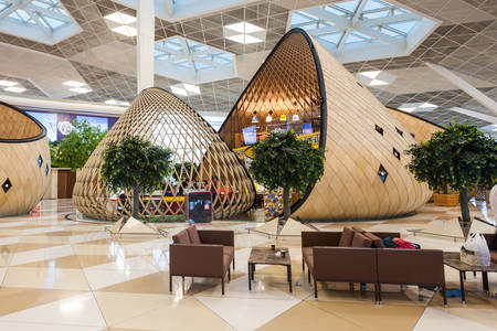 Interiér medzinárodného letiska v Baku