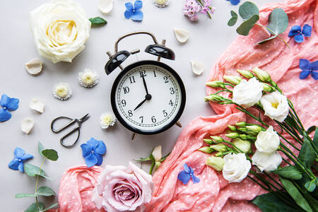 Ceas deșteptător și flori