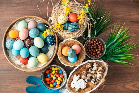 Coloridos huevos de Pascua en la mesa