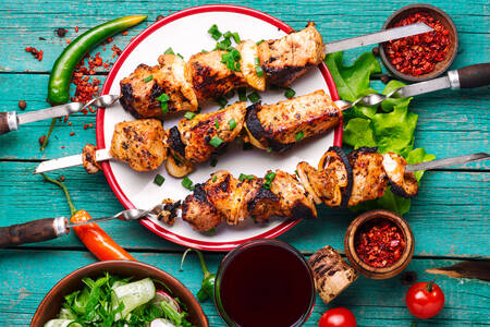 Shish kebab en un plato